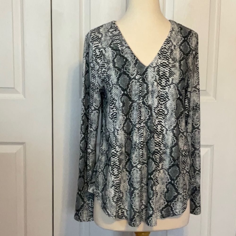 Entro V Neck‎ Ladies Snake Print Top Long Sleeve